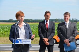 Brandenburgs Infrastrukturministerin Kathrin Schneider bei der B1-Eröffnung