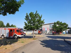 Feuerwehrfahrzeuge vor dem Bildungszentrum der Handwerkskammer